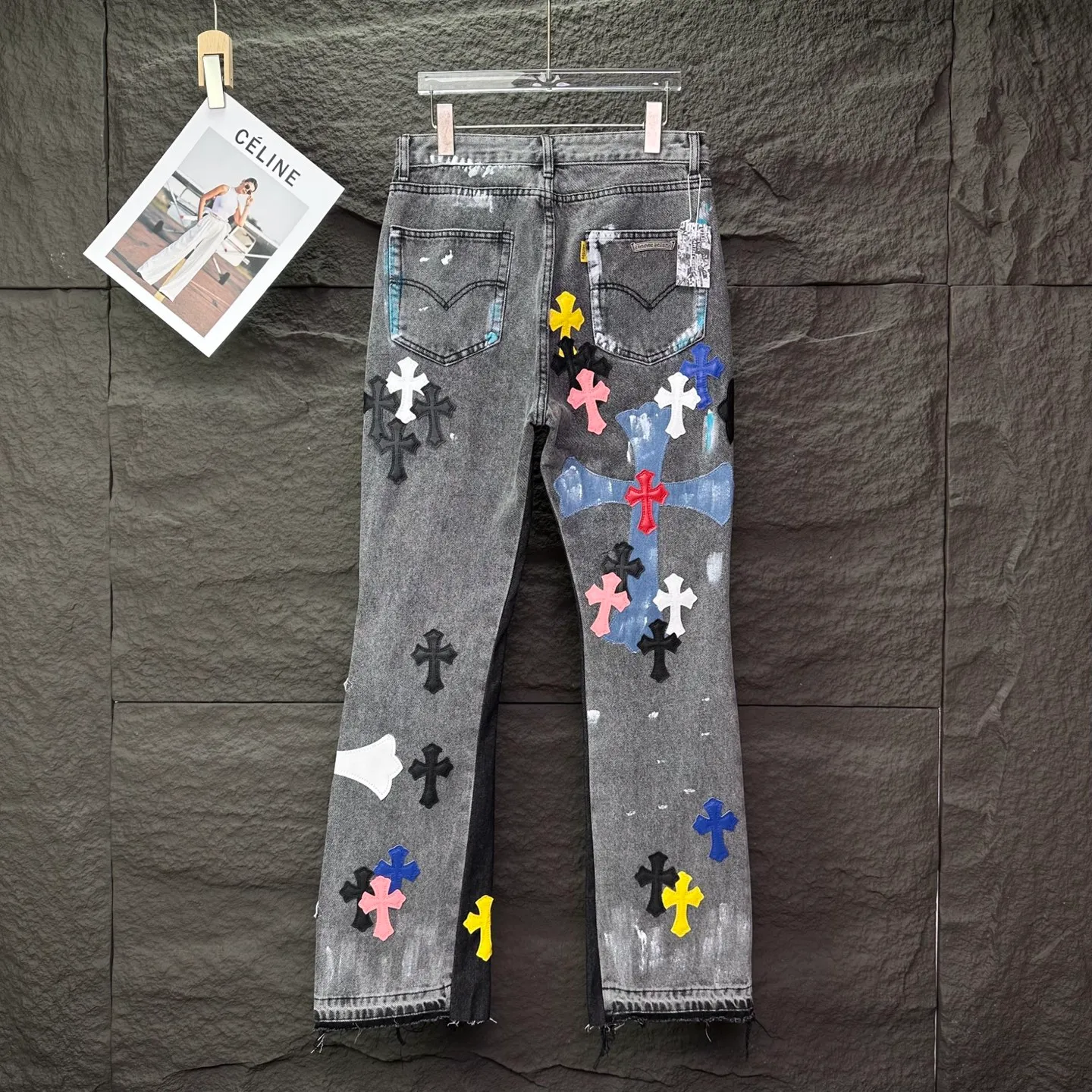 P350 GALLERY DEPT. & Croixin co-branded 2025 new Cow King patchwork hand-painted colorful cross patchwork leather couple style bootcut jeans 🔥High version🔥High version🔥 Top ceiling quality Styles with different washed textures are very friendly to people with thin legs and thick legs. The bootcut version is very flattering. Moderate length that never goes out of style, easy to match with casually, basic styling for various styles, a must-have in the wardrobe! The fabric is stiff but also makes the upper body soft without losing texture. The washing process is even more perfect. It is a must-have item for everyone! ! ! Washed wheat, tag, trouser label, three labels complete Color: washed black Size: 28, 30, 32, 34, 36 (five sizes)